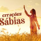 Esta imagem vibrante mostra uma mulher em um campo dourado ao pôr do sol, com os braços erguidos em sinal de gratidão ou aspiração. A paisagem serena e a luz quente criam uma atmosfera de esperança e reflexão. No lado esquerdo, as palavras "CITAÇÕES Sábias" são exibidas em destaque.