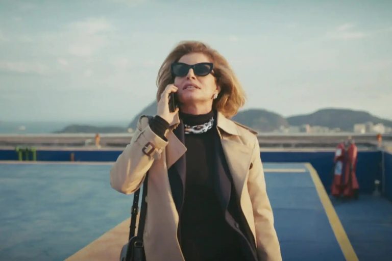Odete roitman, personagem de Vale Tudo 2025, usando óculos de sol e conversando no telefone