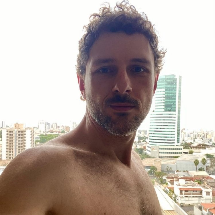 Foto de Guilherme Magon, ator que vive Leonardo Roitman em Vale Tudo