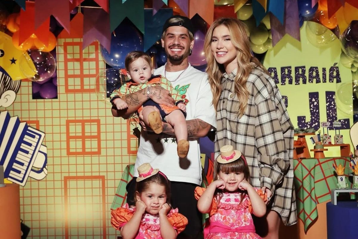 Foto de Virginia Fonseca e Zé Felipe com os três filhos, que moram todos no mesmo condomínio