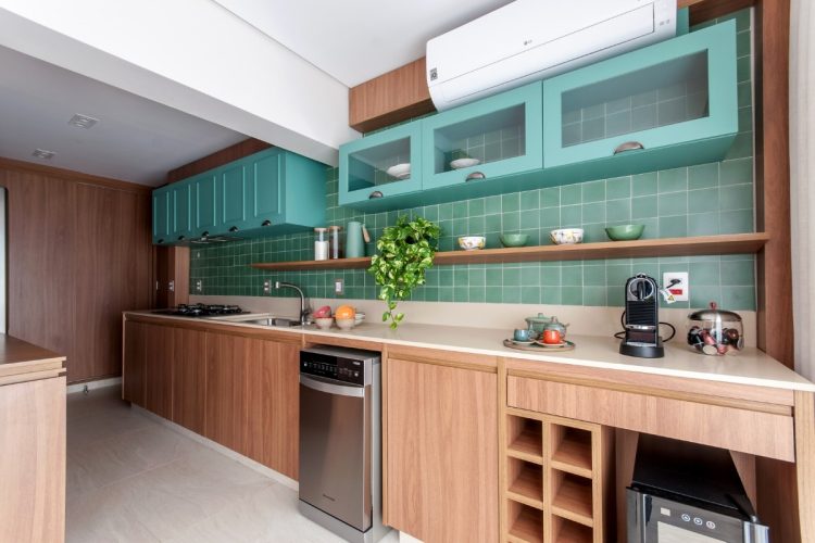 Cozinha com marcenaria planejada valoriza estilo e praticidade do ambiente
