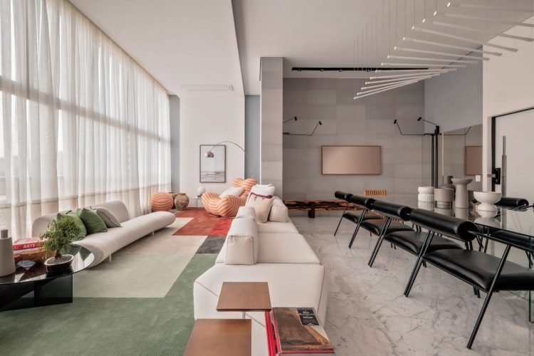 Foto de sala em conceito aberto com sofás orgânicos e modulares, pontos de cor, maxi mesa de vidro