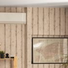 Parede ripada com ar condicionado, estante de madeira com livros, quadro e planta