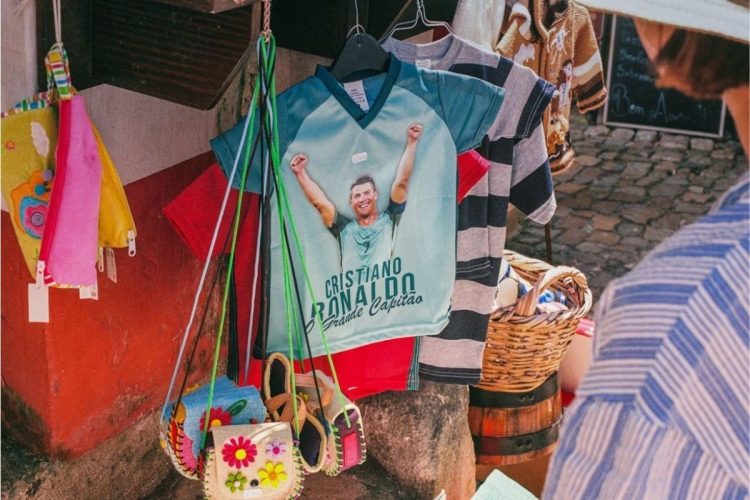 Foto de barraca vendendo camiseta com foto do Cristiano Ronaldo
