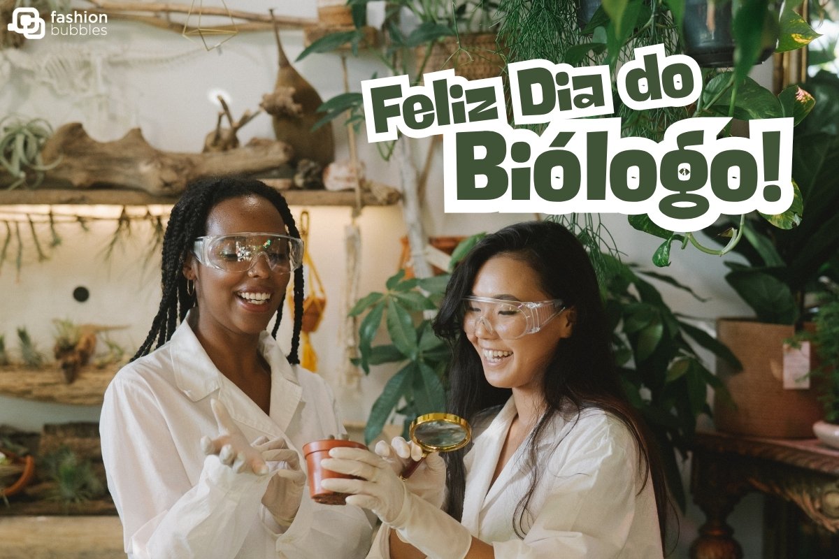 Duas mulheres em laboratório de botânica ao lado dos dizeres feliz Dia do Biólogo