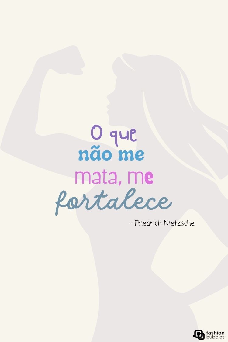 A imagem apresenta uma citação de Friedrich Nietzsche: "O que não me mata, me fortalece." O texto está centralizado sobre uma silhueta feminina em pose de força, com um braço dobrado exibindo um bíceps. As cores do texto são alternadas em roxo, azul e rosa, contrastando com o fundo suave em tons de lavanda.