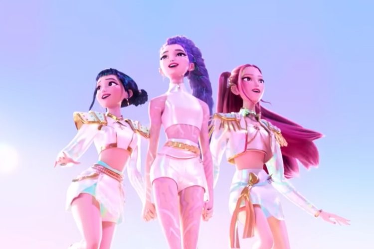 Três avatares femininos de K-Pop em 3D, com pele translúcida e roupas brancas e douradas, posam contra um céu azul claro, olhando para cima com expressões felizes. Seus cabelos são roxo, azul escuro e castanho avermelhado.