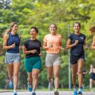 Mulheres correndo no parque