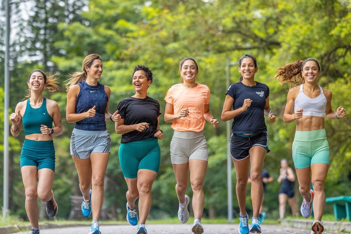 Mulheres correndo no parque