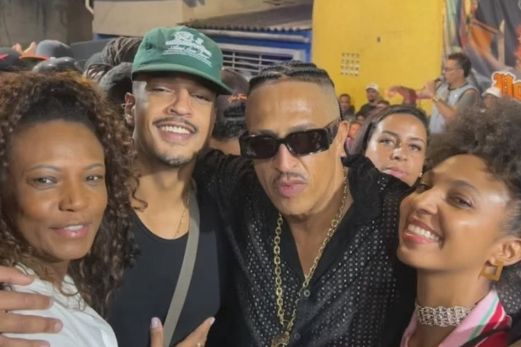 Foto de Eliane Dias e Mano Brown, que teriam casamento aberto, junto com os filhos