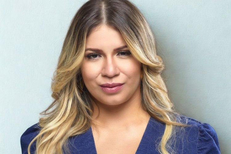 Marília Mendonça em fundo cinza