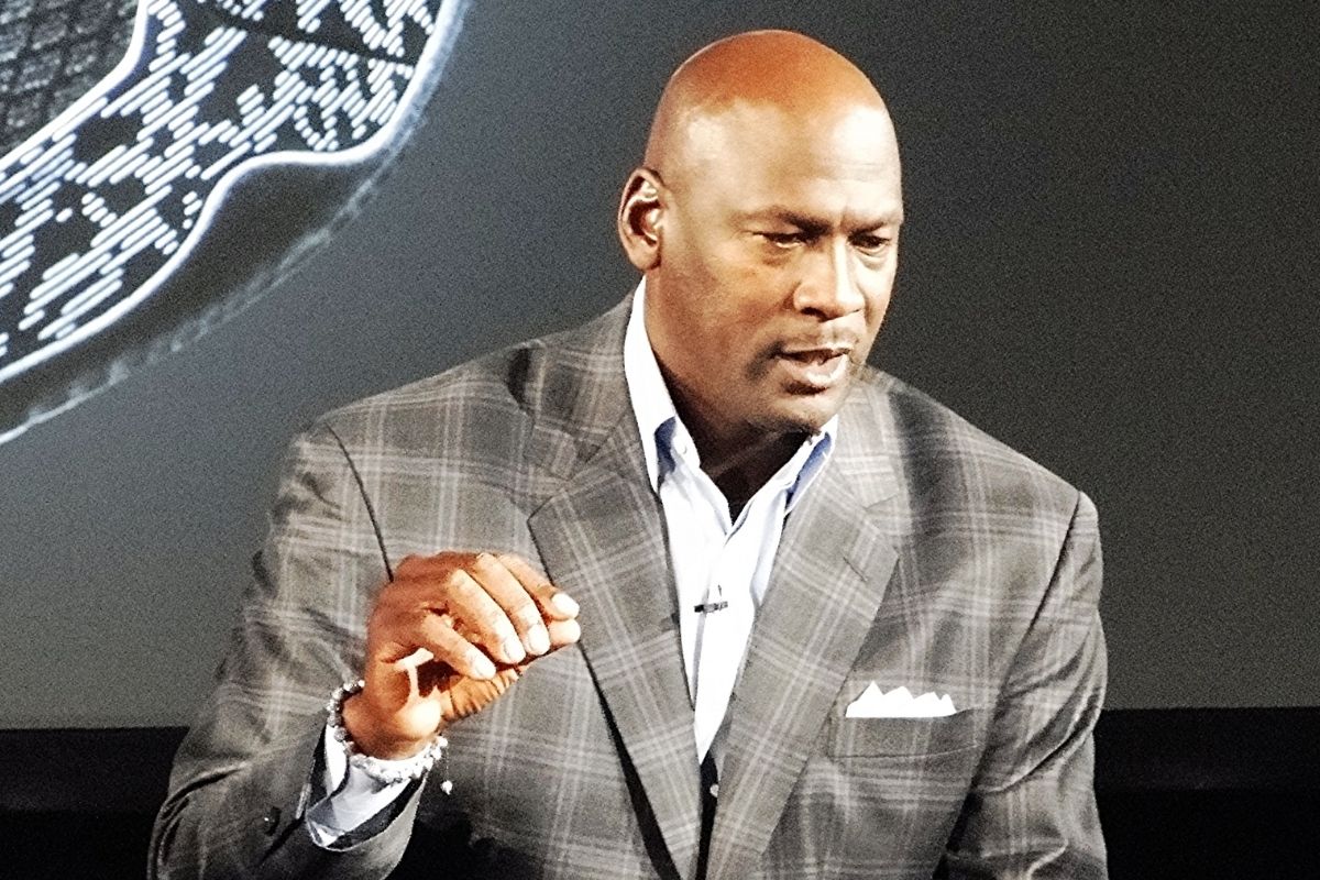 Michael Jordan usando terno em coletiva
