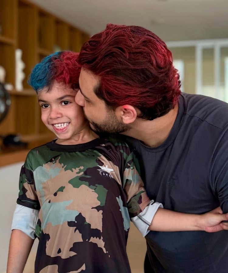 Foto de Léo ao lado do pai, Murilo Huff