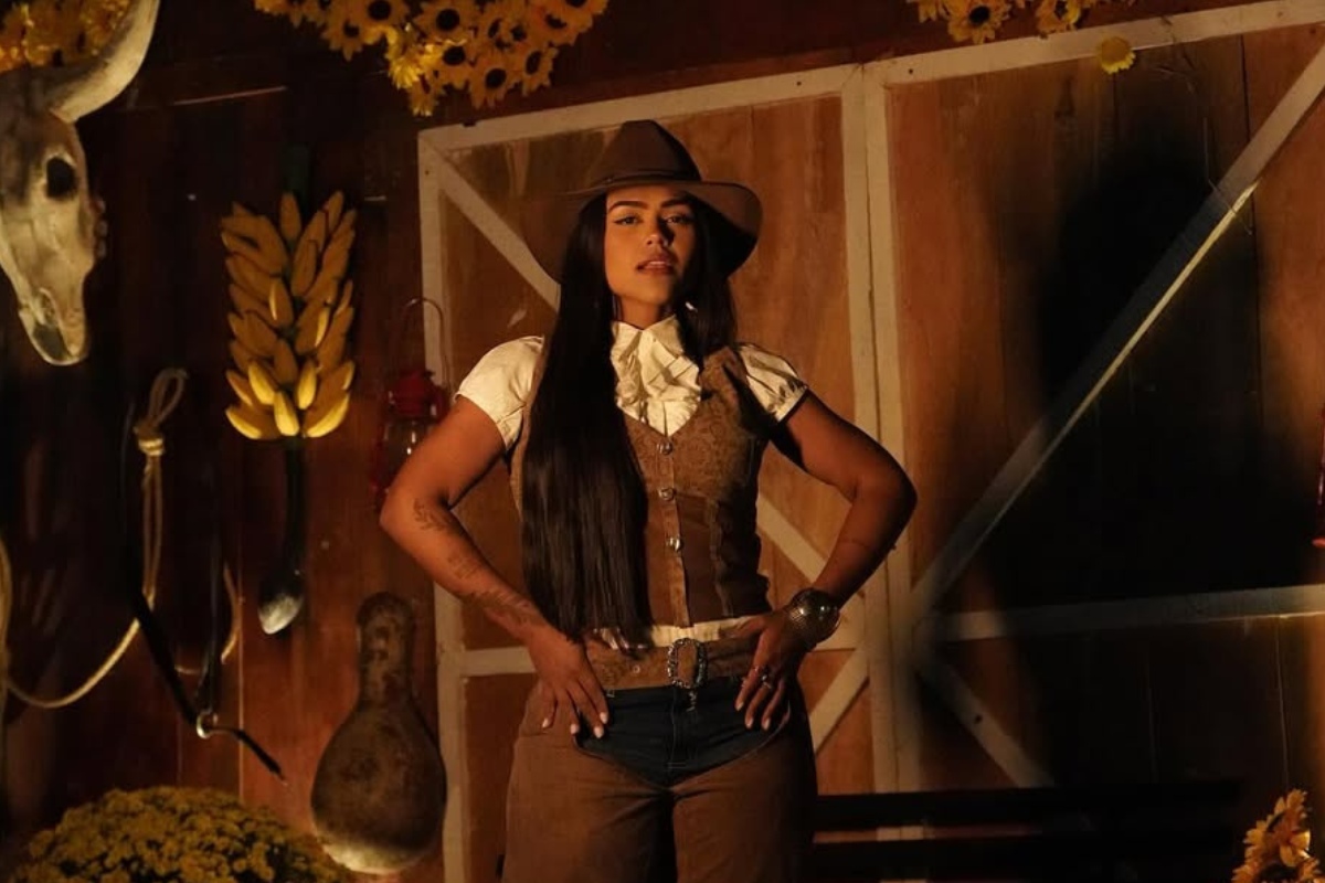 Camila Loures de look country em frente a um celeiro