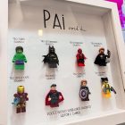 Texto de Dia dos Pais escrito em quadro com aplicação de Legos