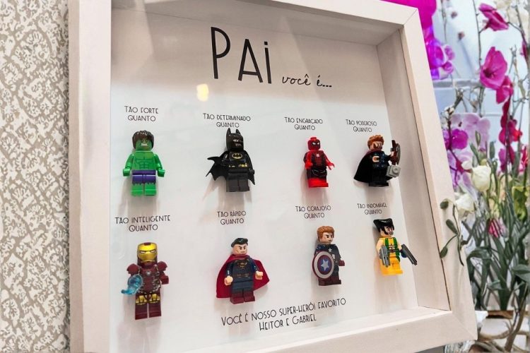 Texto de Dia dos Pais escrito em quadro com aplicação de Legos