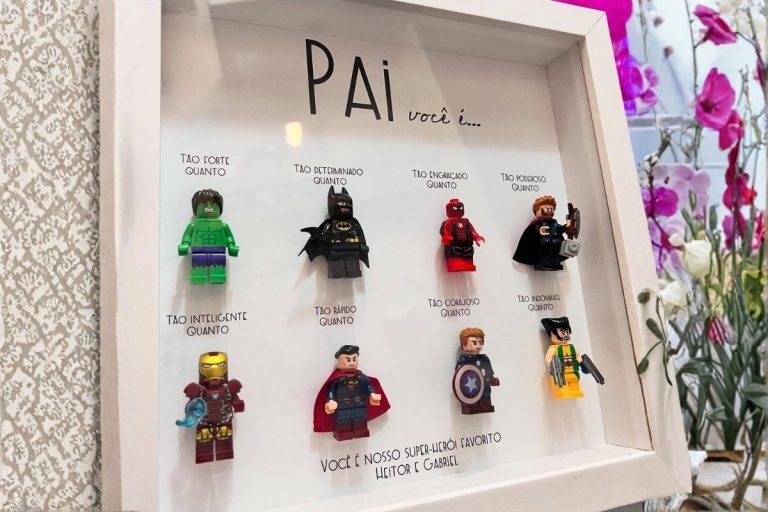 Texto de Dia dos Pais escrito em quadro com aplicação de Legos