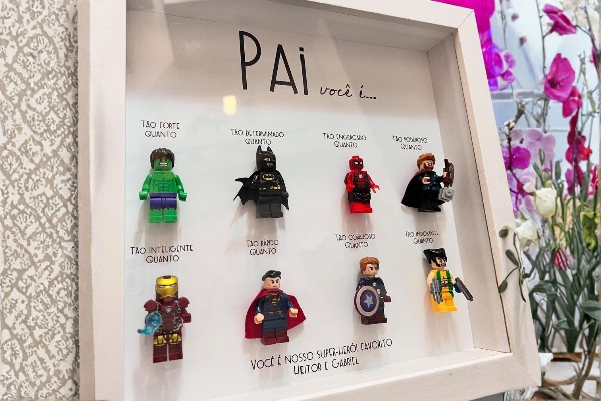 Texto de Dia dos Pais escrito em quadro com aplicação de Legos