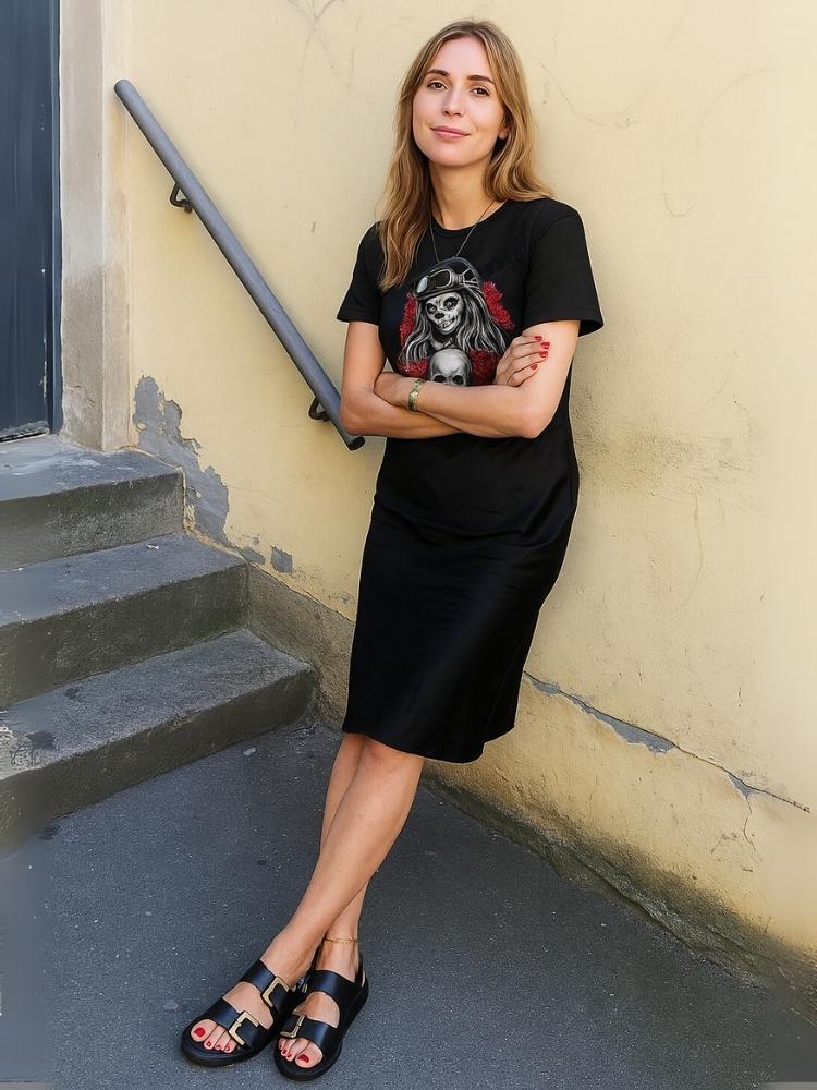 Foto de mulher usando t-shirt preta com estampa de caveira e slipdress de cetim preto