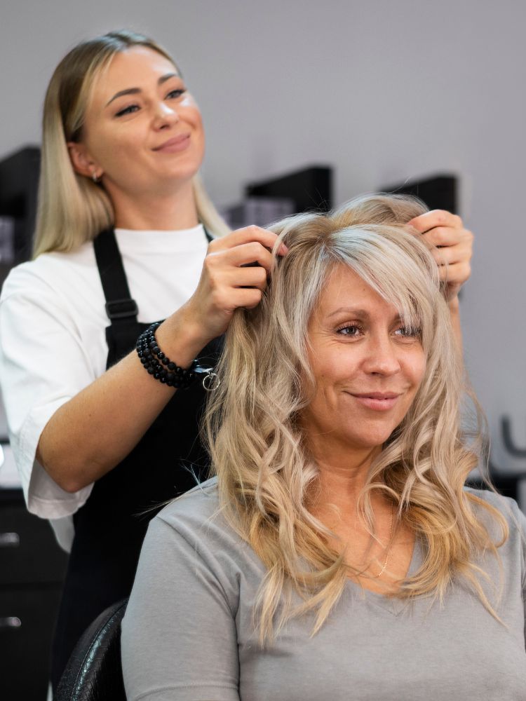 Mulher de pele clara e cabelo platinado no cabeleireiro 