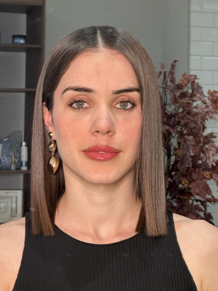 Mulher de pele clara com cabelo liso reto no ombro 