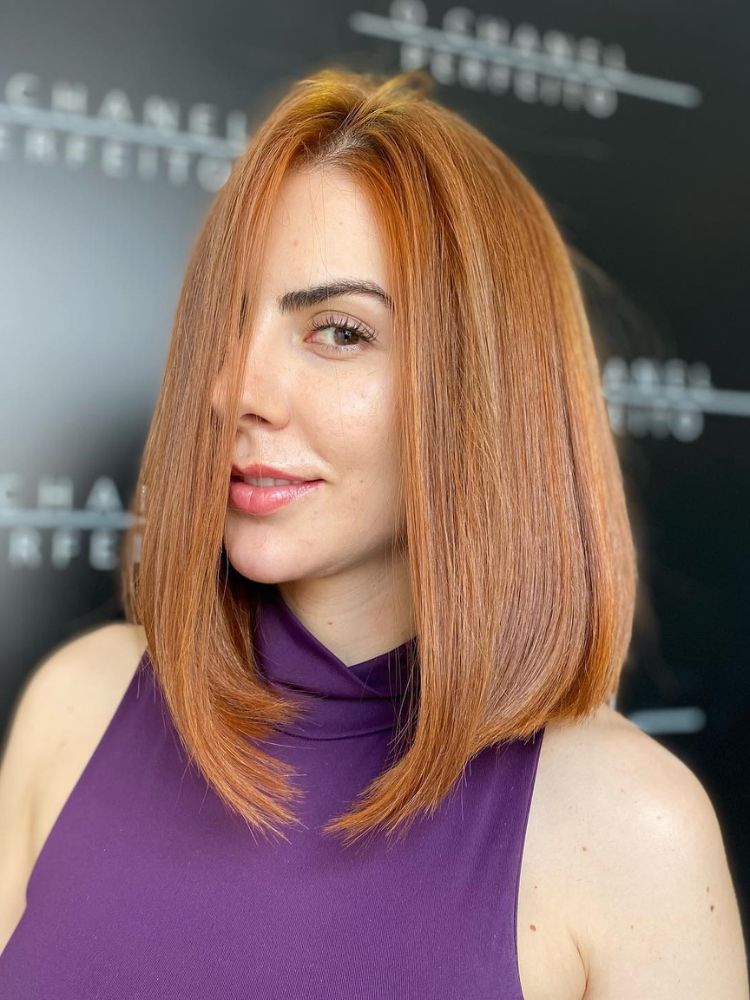 Mulher ruiva de pele clara com cabelo chanel de bico 