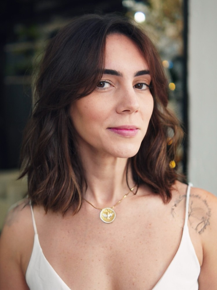 Mulher de pele clara com cabelo castanho em long bob 