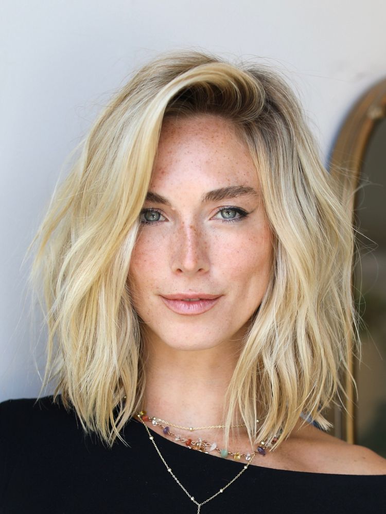 Loira de olho azul com long bob 