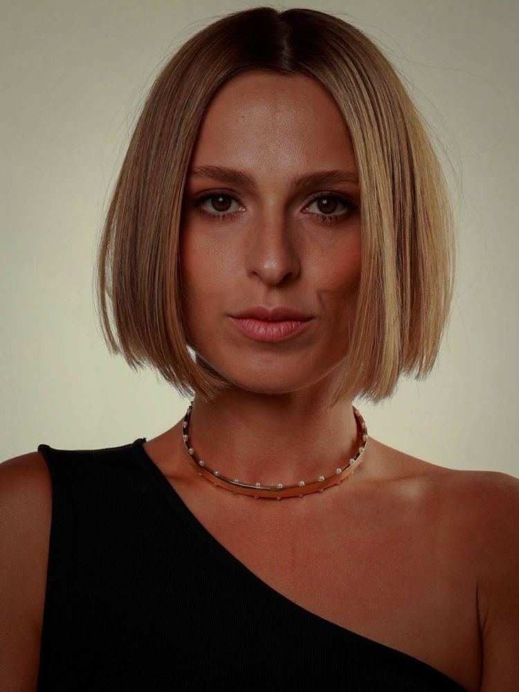 Mulher loira de pele clara com corte blunt