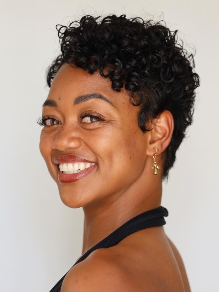 Mulher de pele negra com pixie cut no cabelo preto