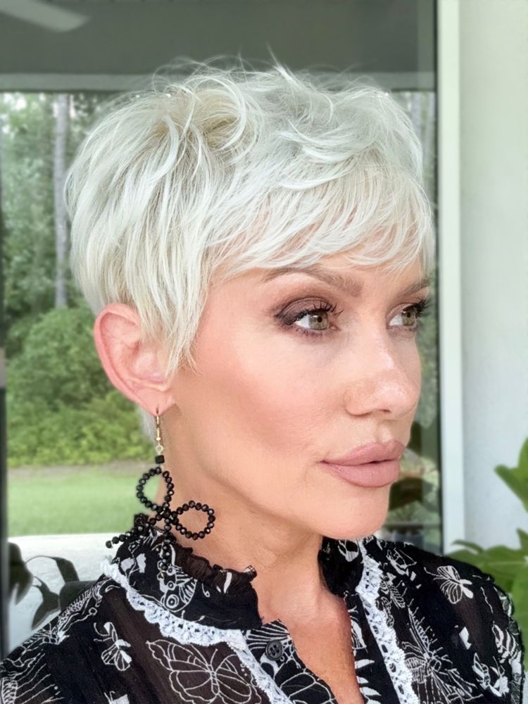 Mulher mais velha com pixie cut branco