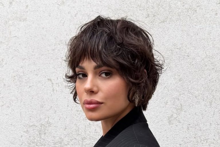 Foto de mulher com pixie cut, um dos cortes de cabelo que rejuvenescem