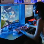 Foto de mulher gamer jogando jogos de mundo aberto online no computador