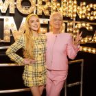 Lindsay Lohan de conjunto de tweed amarelo manteiga e Jamie Lee Curtis de conjunto rosa no Good Morning America