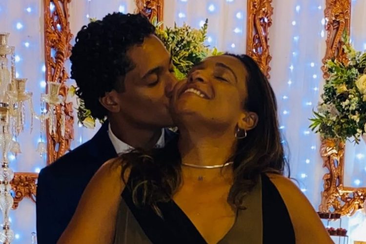 Foto de Oruam dando um beijo na bochecha de sua mãe, Márcia Gama