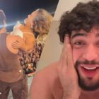Foto do cantor Nattan segurando mulher com nanismo no colo durante show em que foi acusado de capacitismo