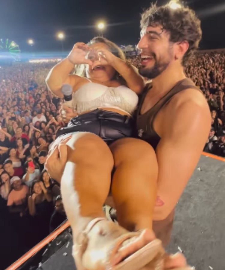 Foto do cantor Nattan segurando mulher com nanismo no colo durante show em que foi acusado de capacitismo