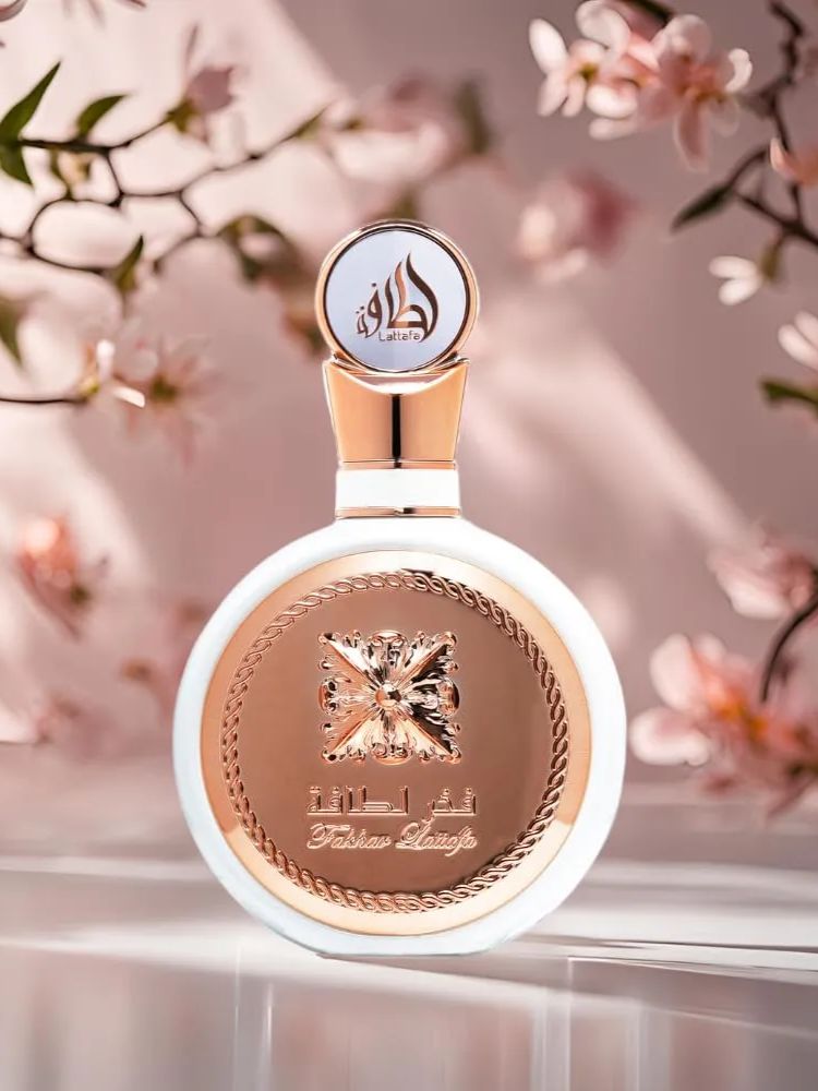 Durrat Al Aroos, Al Wataniah em cenário rosa antigo com flores