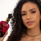 Mulher de pele morena segurando Sabah Al Ward, Al Wataniah