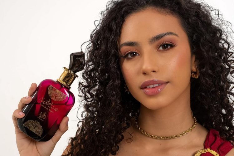 Mulher de pele morena segurando Sabah Al Ward, Al Wataniah