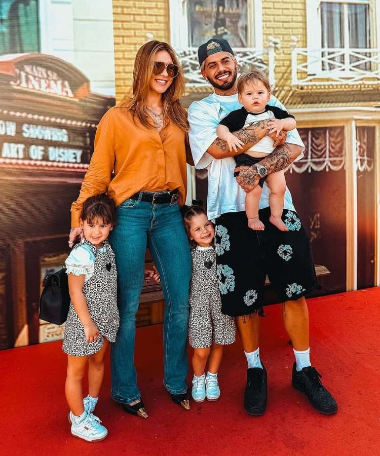 Foto de Zé Felipe e Virginia Fonseca na Disney com seus três filhos