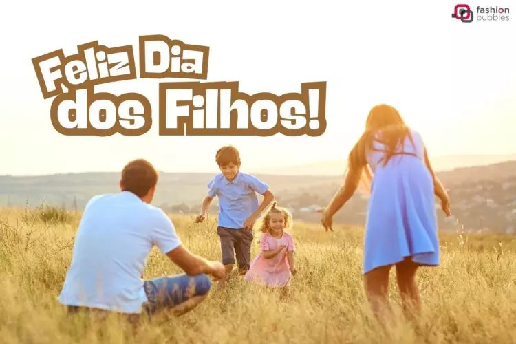 Foto de família brincando com mensagem de feliz Dia dos Filhos