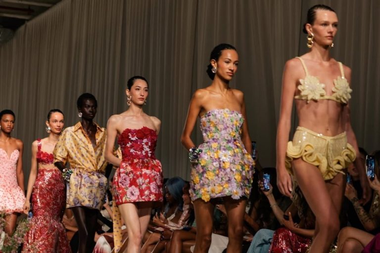 Foto de modelos na passarela do desfile de PatBo na NYFW 2025