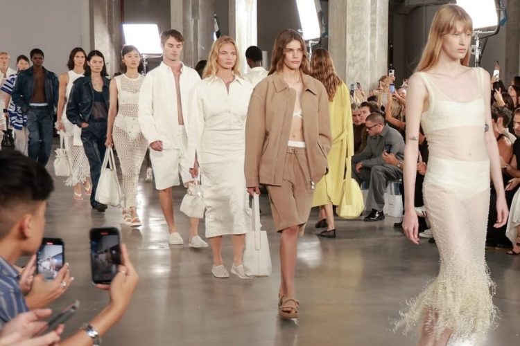Foto de modelos em desfile da NYFW Primavera Verão 2025
