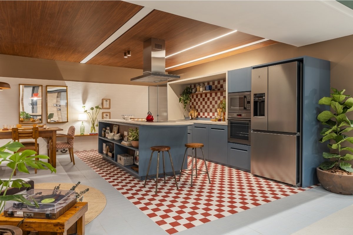 Foto de cozinha moderna decorada com móveis planejados azuis e piso quadriculado