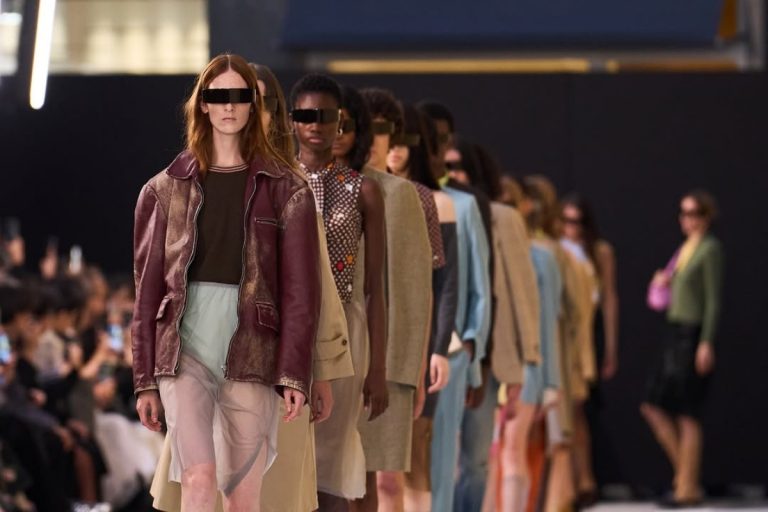 Foto de modelos durante desfile da Maison Margiela na Semana de Moda de Milão SS26