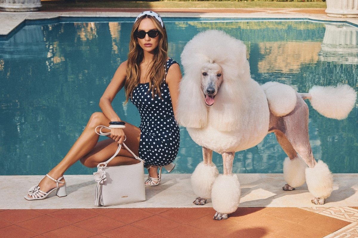 Foto de modelo usando sandália e bolsa brancas da coleção de Verão 26 Corello Summer Bloom