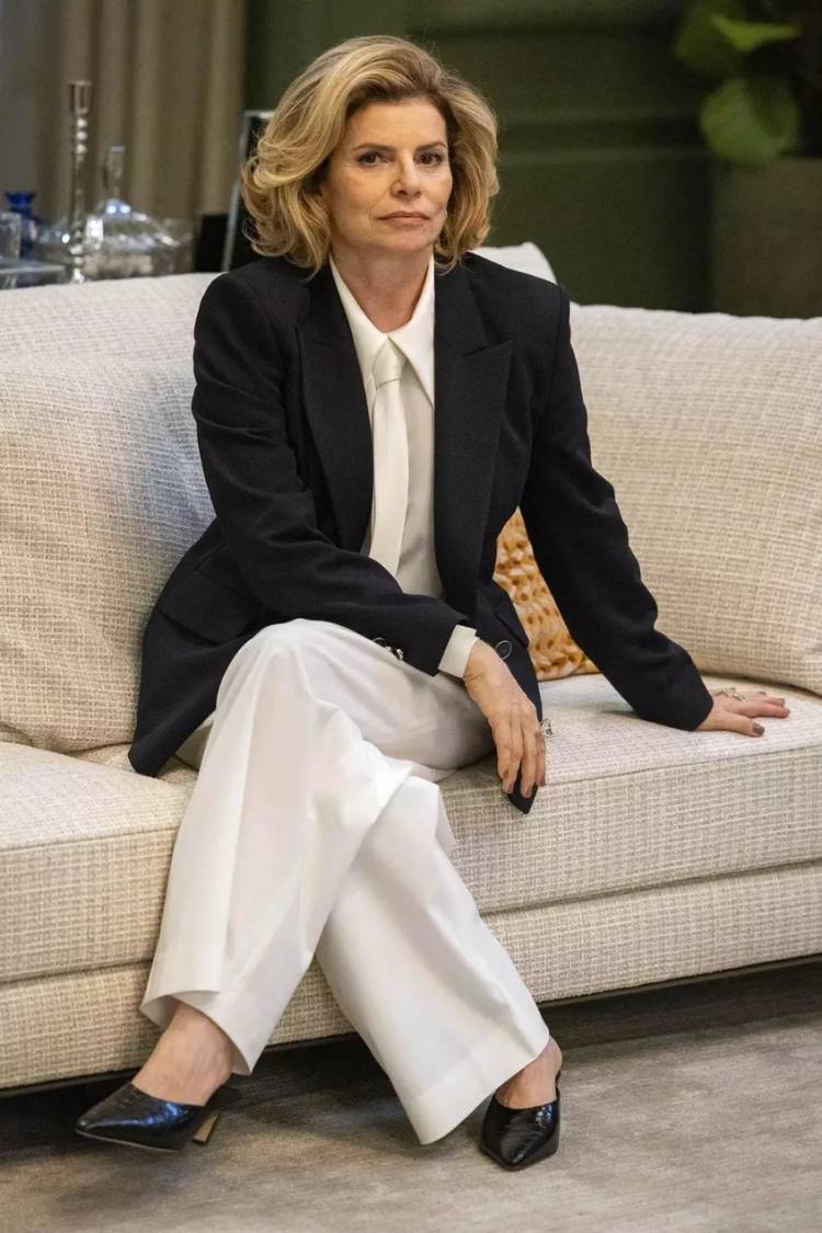 Foto do estilo de Odete Roitman em Vale Tudo: calça e camisa brancas e blazer Hugo Boss