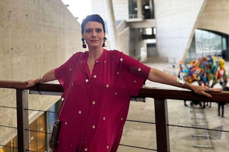 Foto do estilo de Celina Junqueira em Vale Tudo: vestido vermelho BDLN