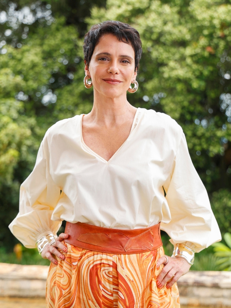 Foto do estilo de Celina Junqueira em Vale Tudo: blusa branca e calça estampada